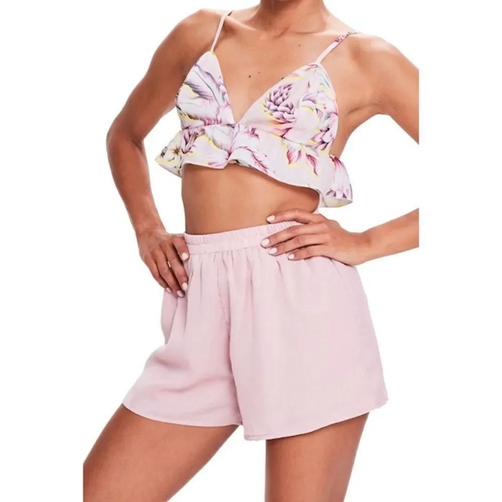 ✨ Missguided
Tropical Print Crop Camisole✨